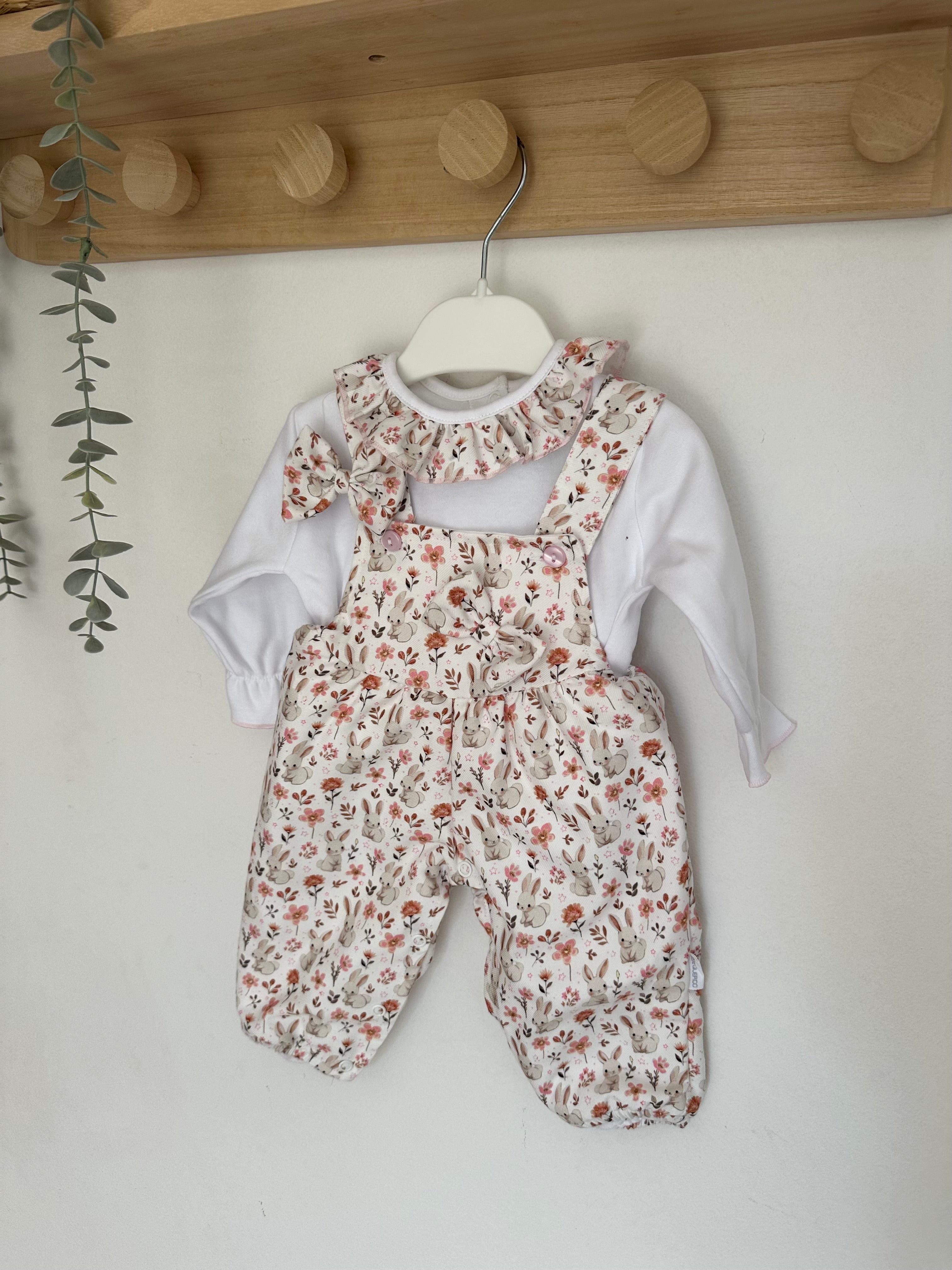 Jardineiras com blusa de gola Coelhos e Flores Rosa