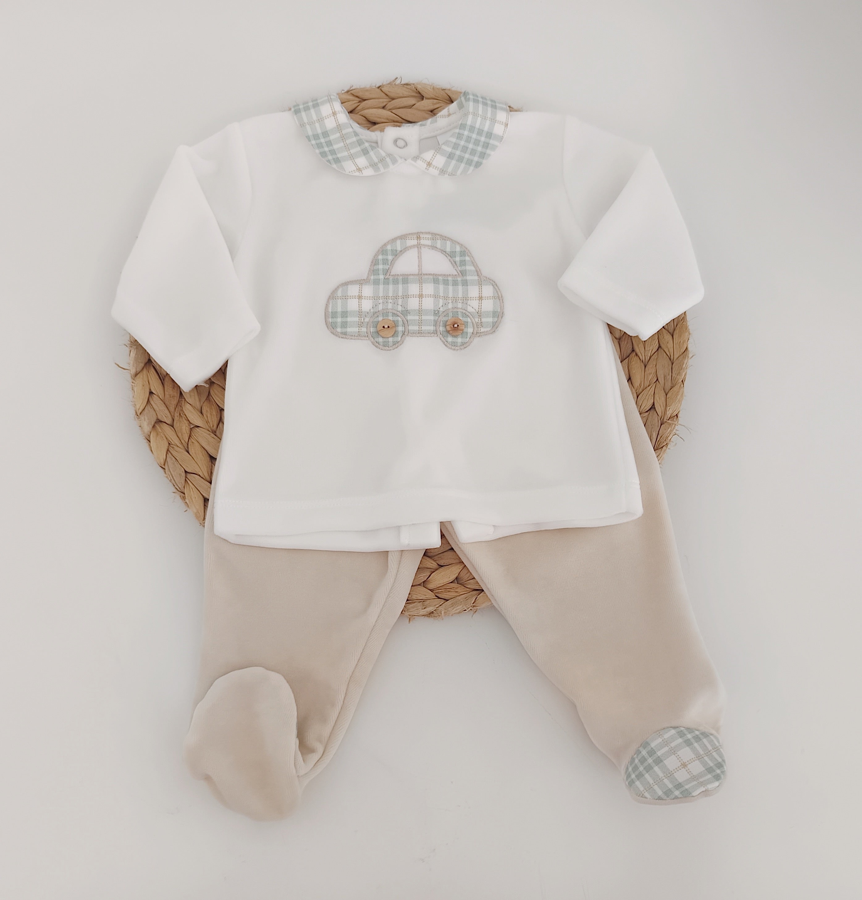 Fato de bebé em veludo pérola com camisola e calças, gola xadrez verde seco e bordado de carrinho