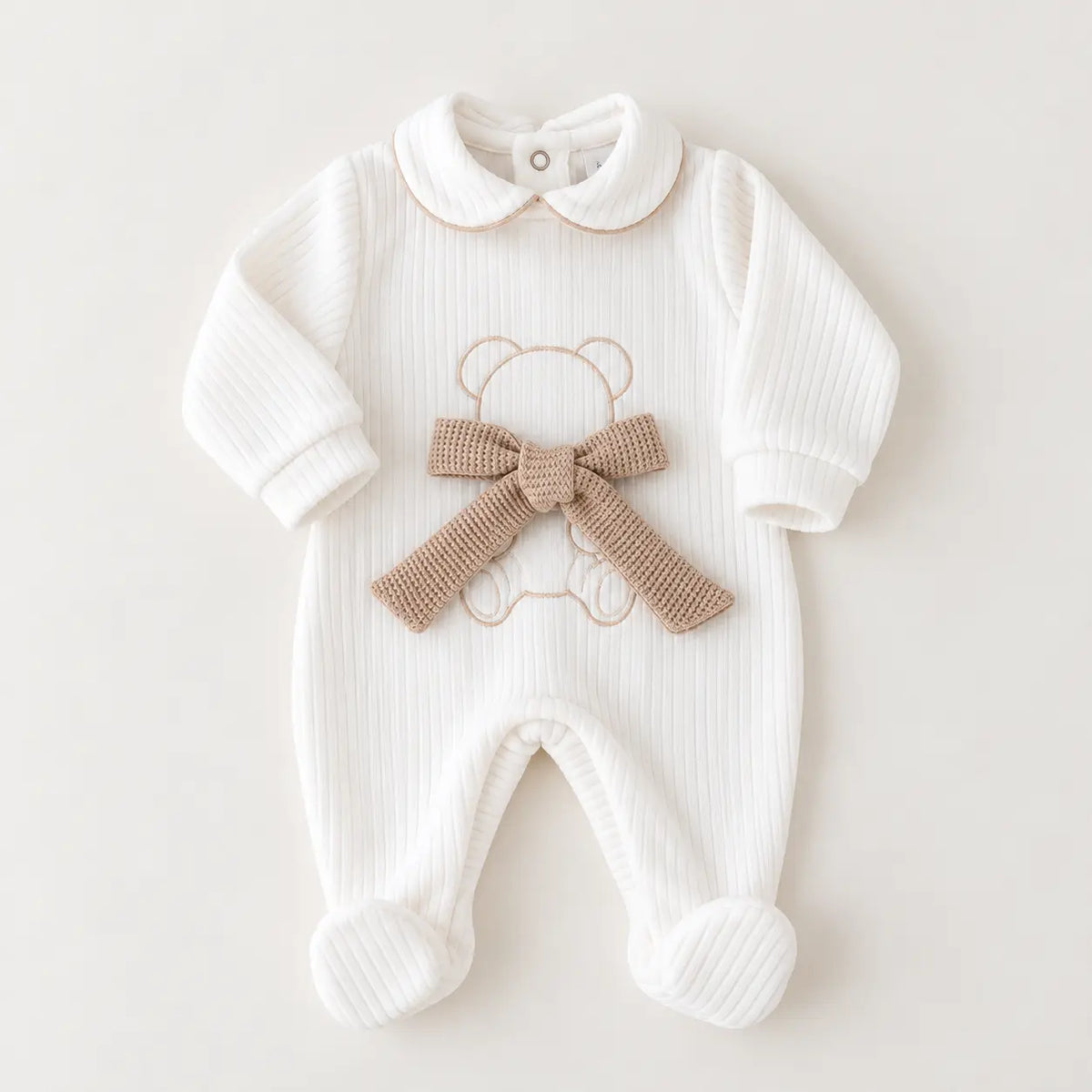 Babygrow canelado pérola para bebé com urso bordado, laço bege e gola branca
