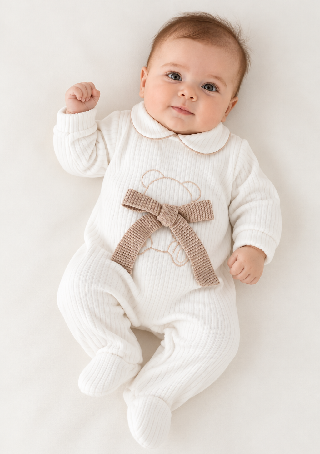 Babygrow canelado pérola para bebé com urso bordado, laço bege e gola branca