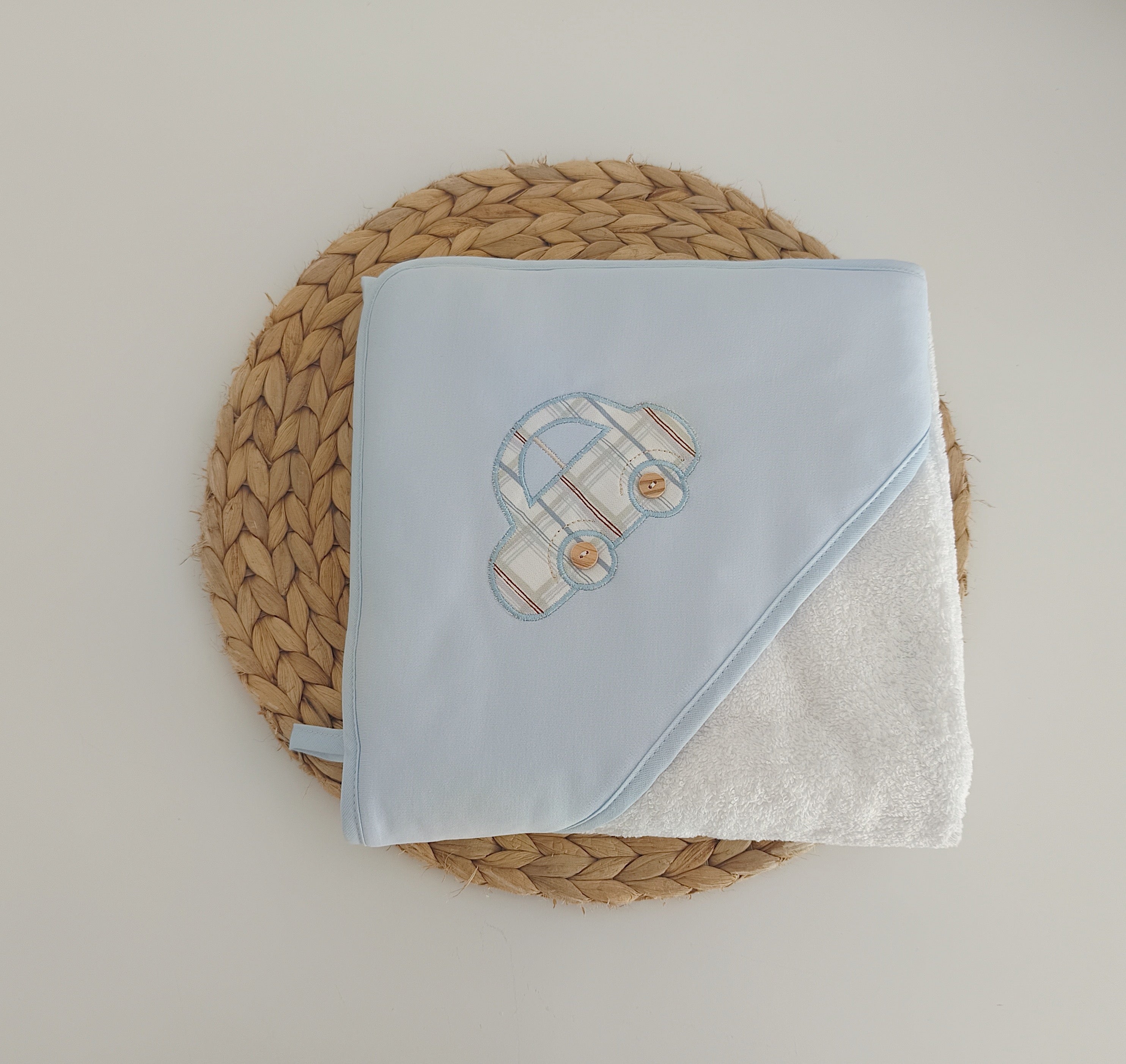 Toalha de banho azul para bebé com capuz e bordado de carrinho – FitFiu Babies

