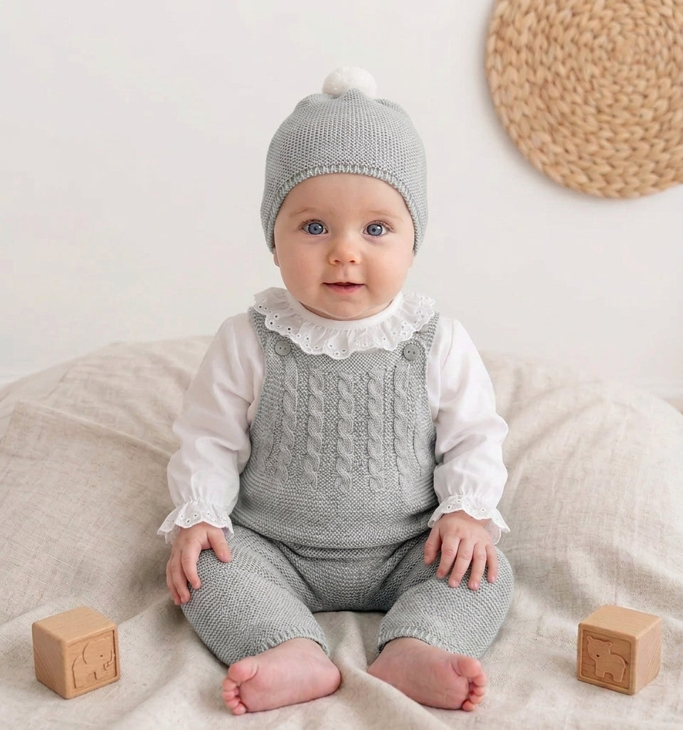 Jardineiras de Malha Trancinhas c/ Blusa Gola Folho e Gorro Cinza
