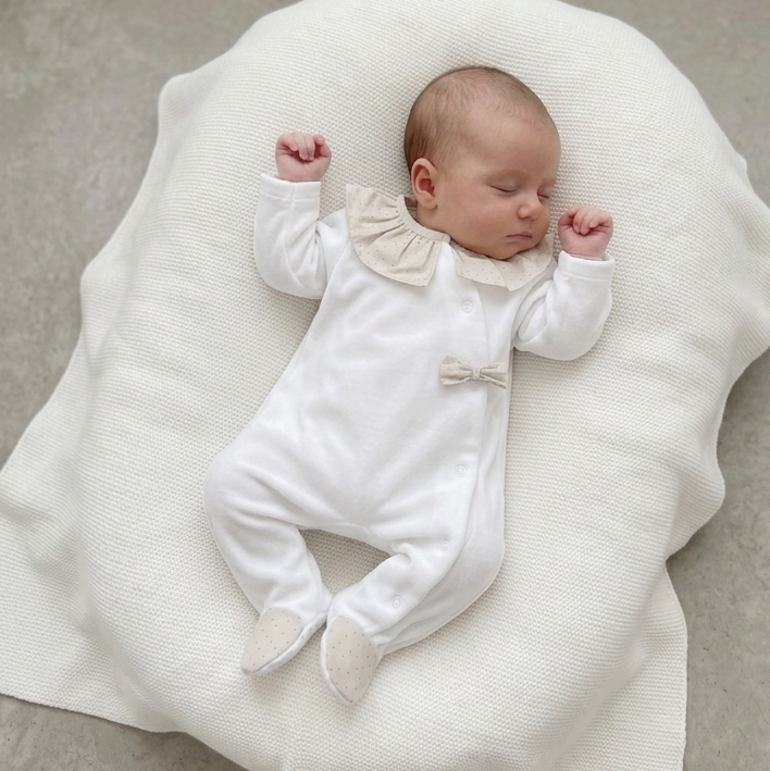 FitFiu Babies® | Babygrow Veludo Laço Pintinhas Areia