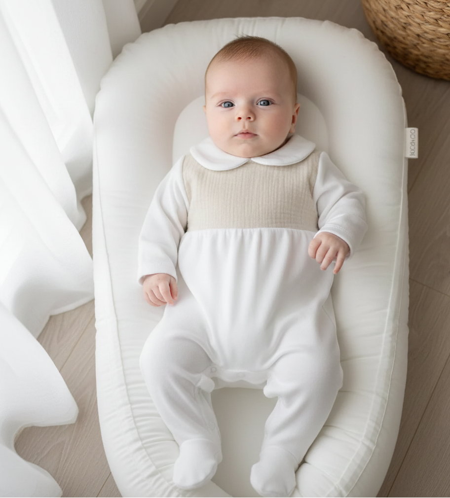 Babygrow com Peitilho em Musselina Areia