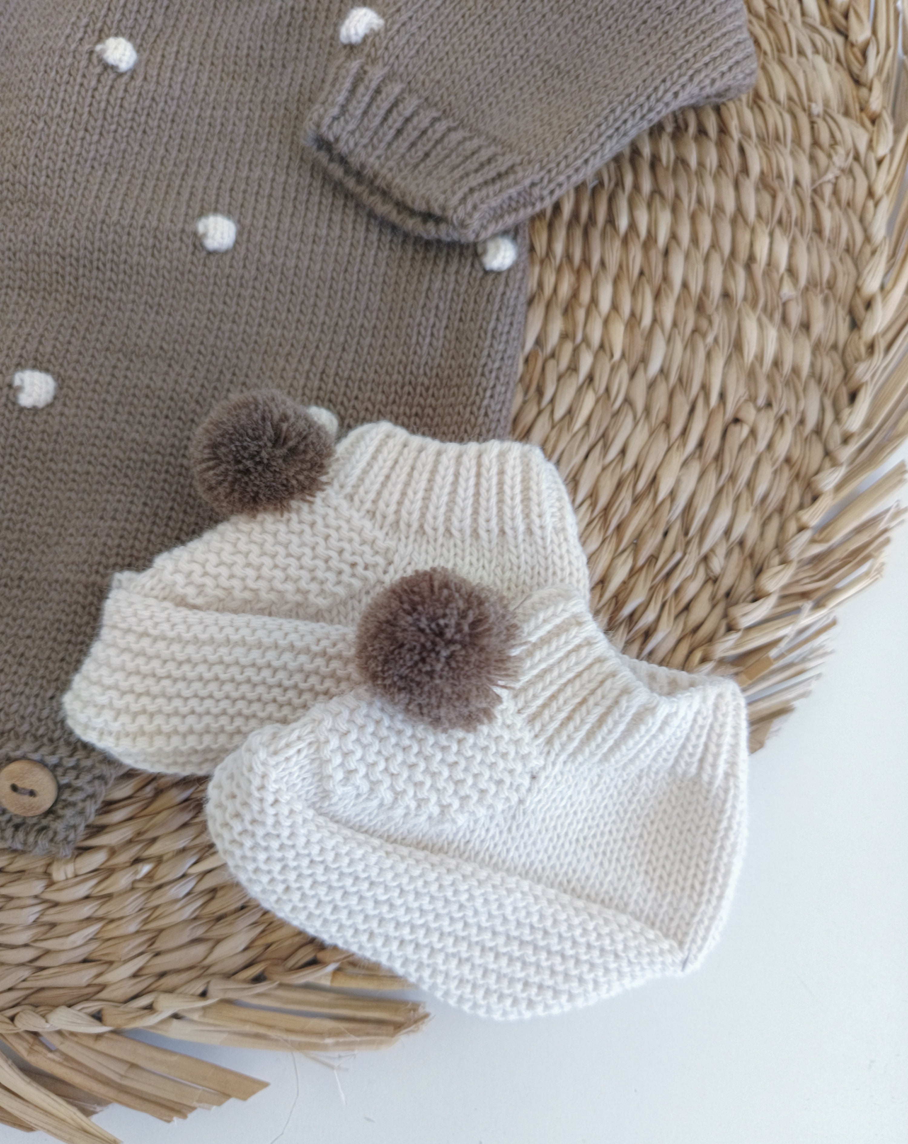 Fofo de Malha Pompons com touca e carapins Cacau