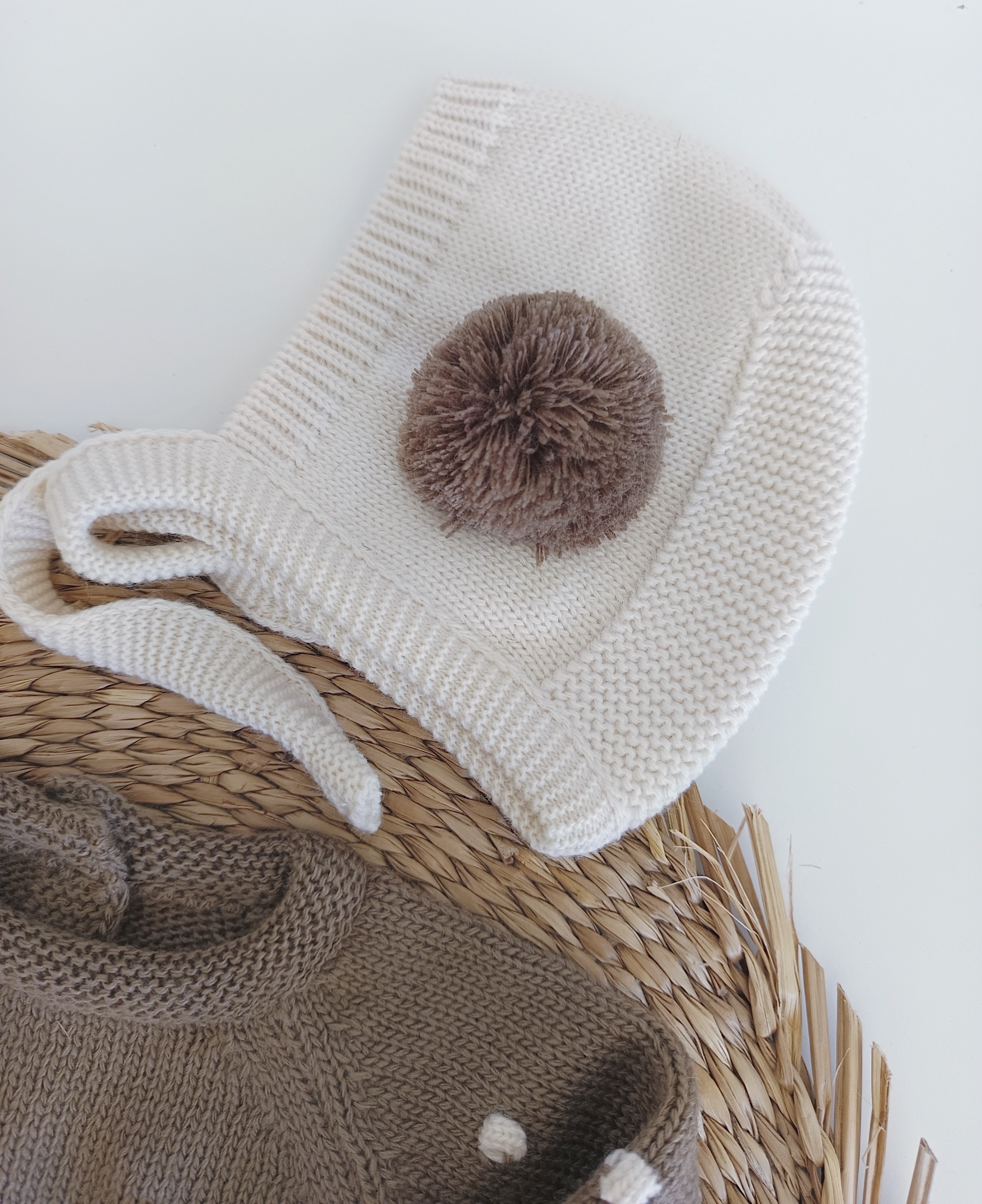 Fofo de Malha Pompons com touca e carapins Cacau