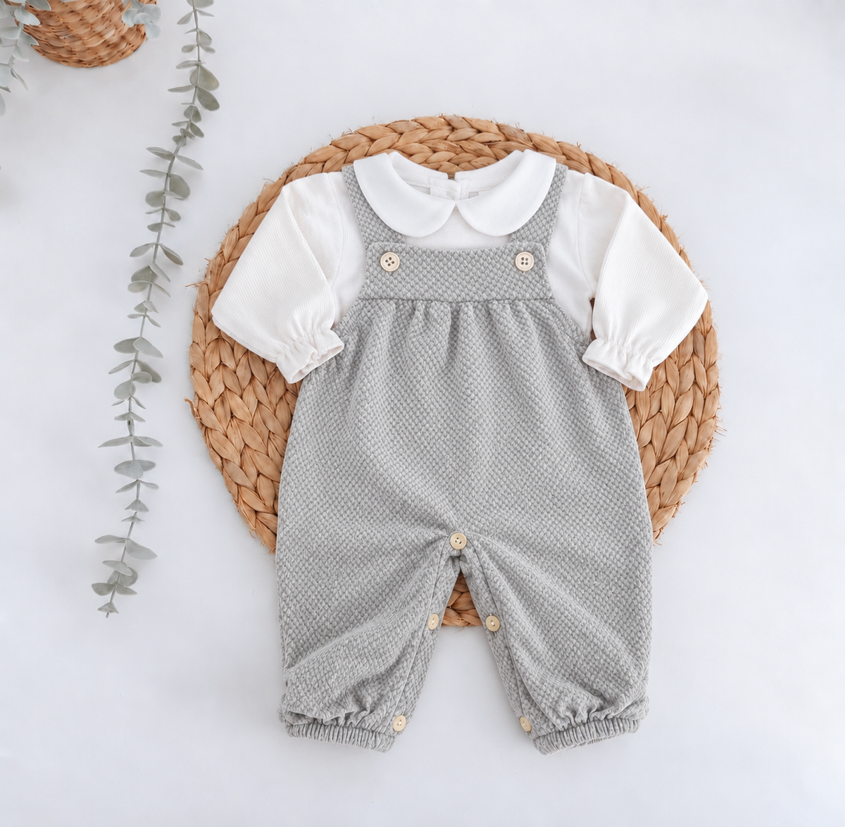 Jardineiras cinza para bebé com camisola branca de gola Peter Pan