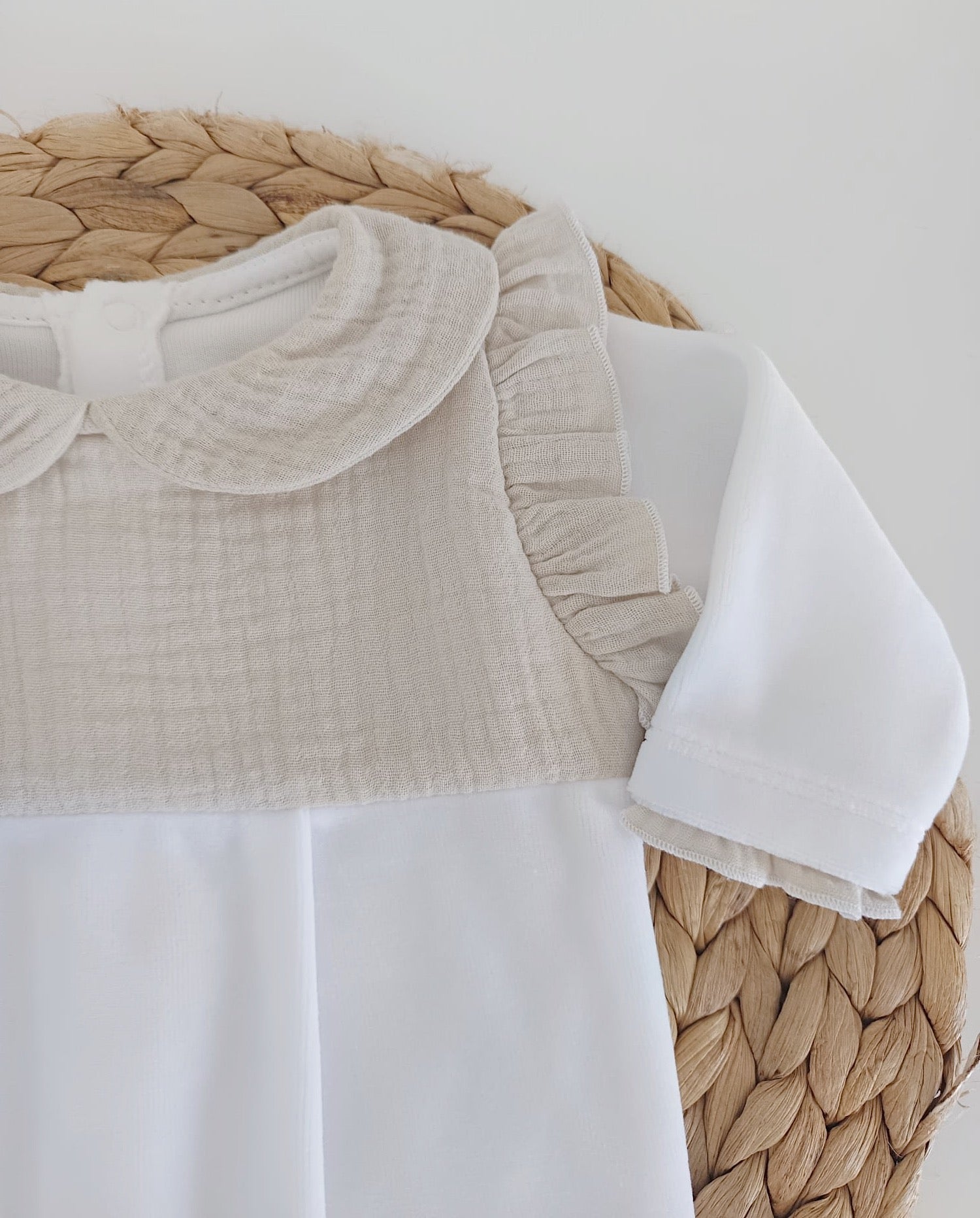 Babygrow com Peitilho e gola em Musselina Areia