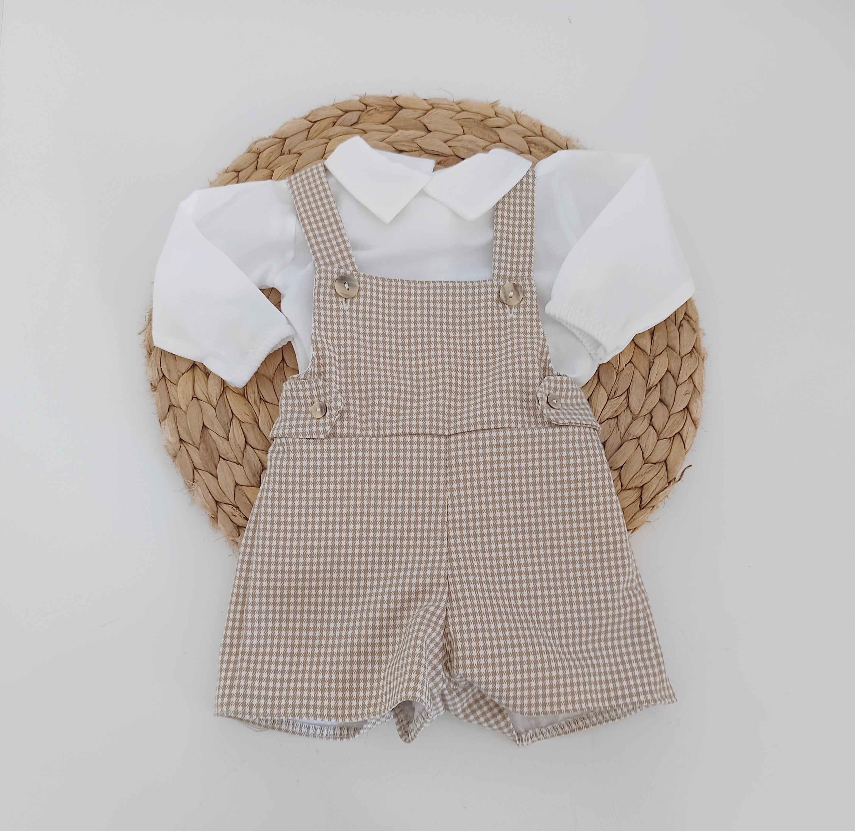 Jardineiras Calções Xadrez Bolso com Camisa Areia