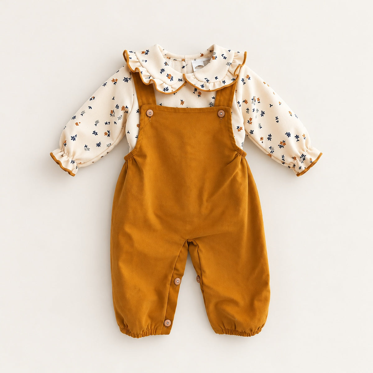 Jardineiras Bombazine com Blusa Flores Mostarda