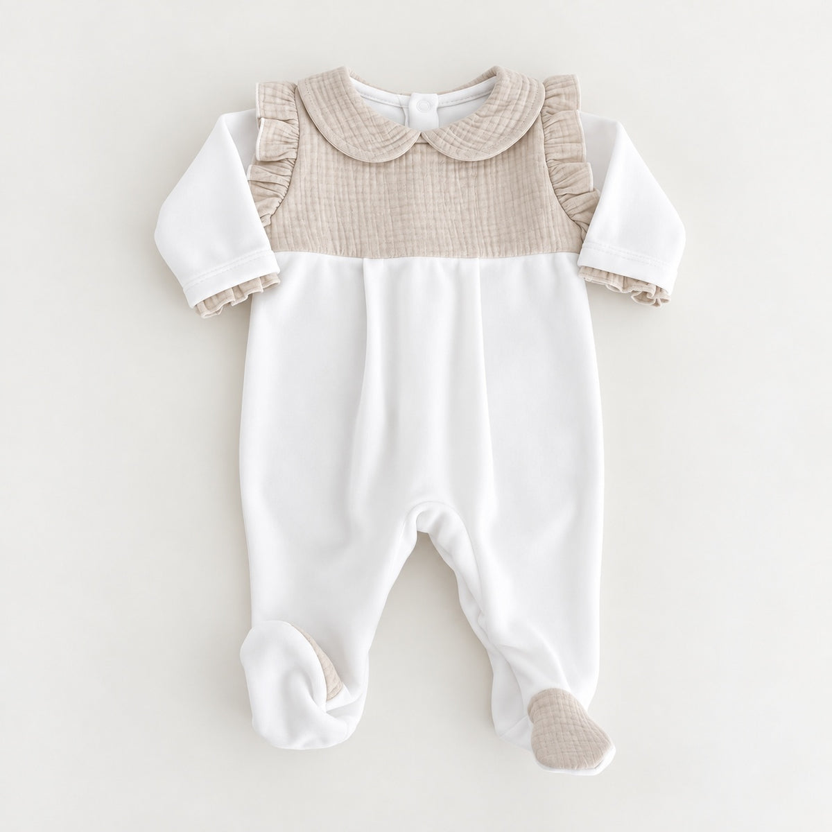 Babygrow com Peitilho e gola em Musselina Areia