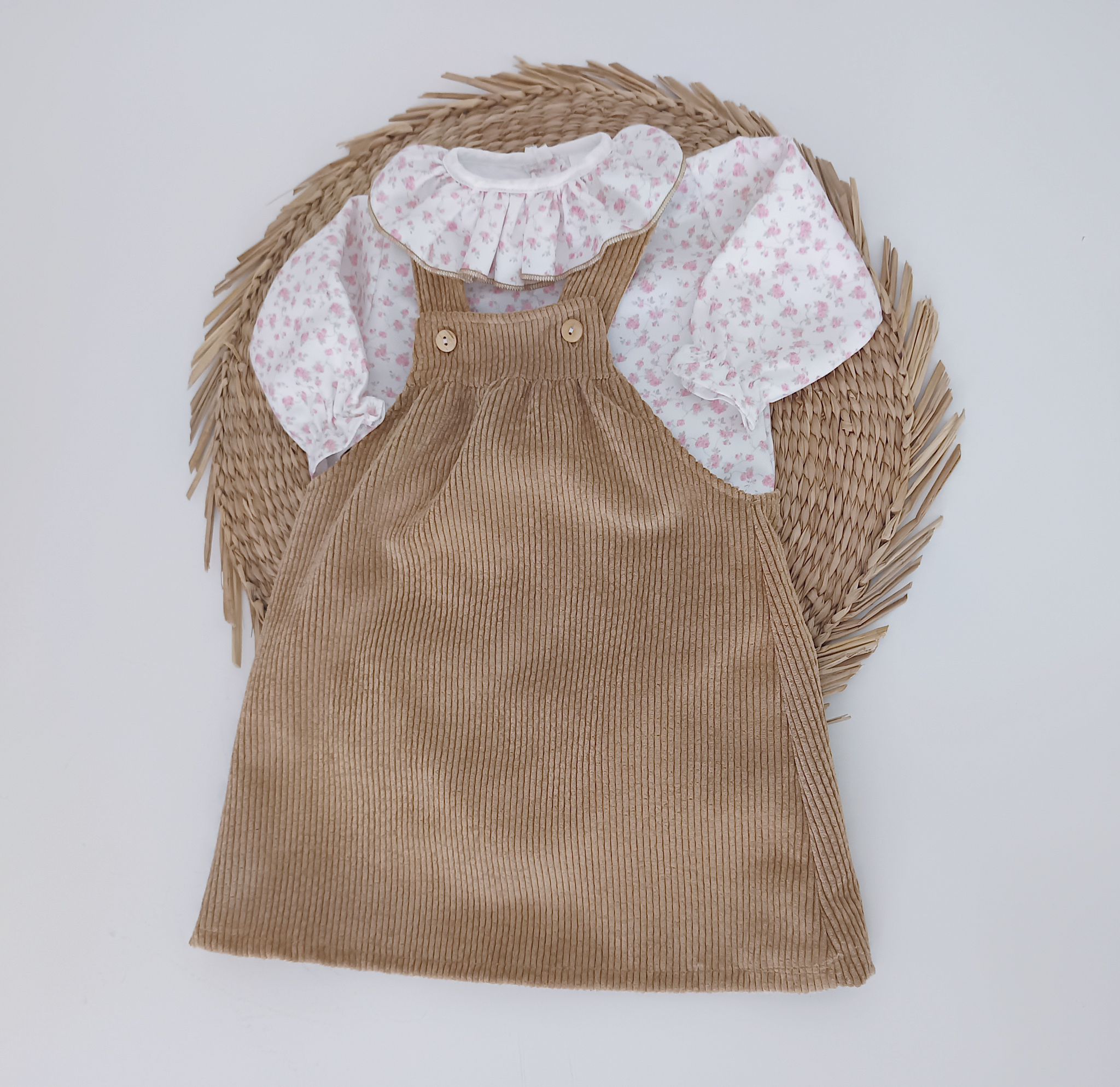 Vestido Saia de Peito de Bombazine Fina com blusa flores Camel