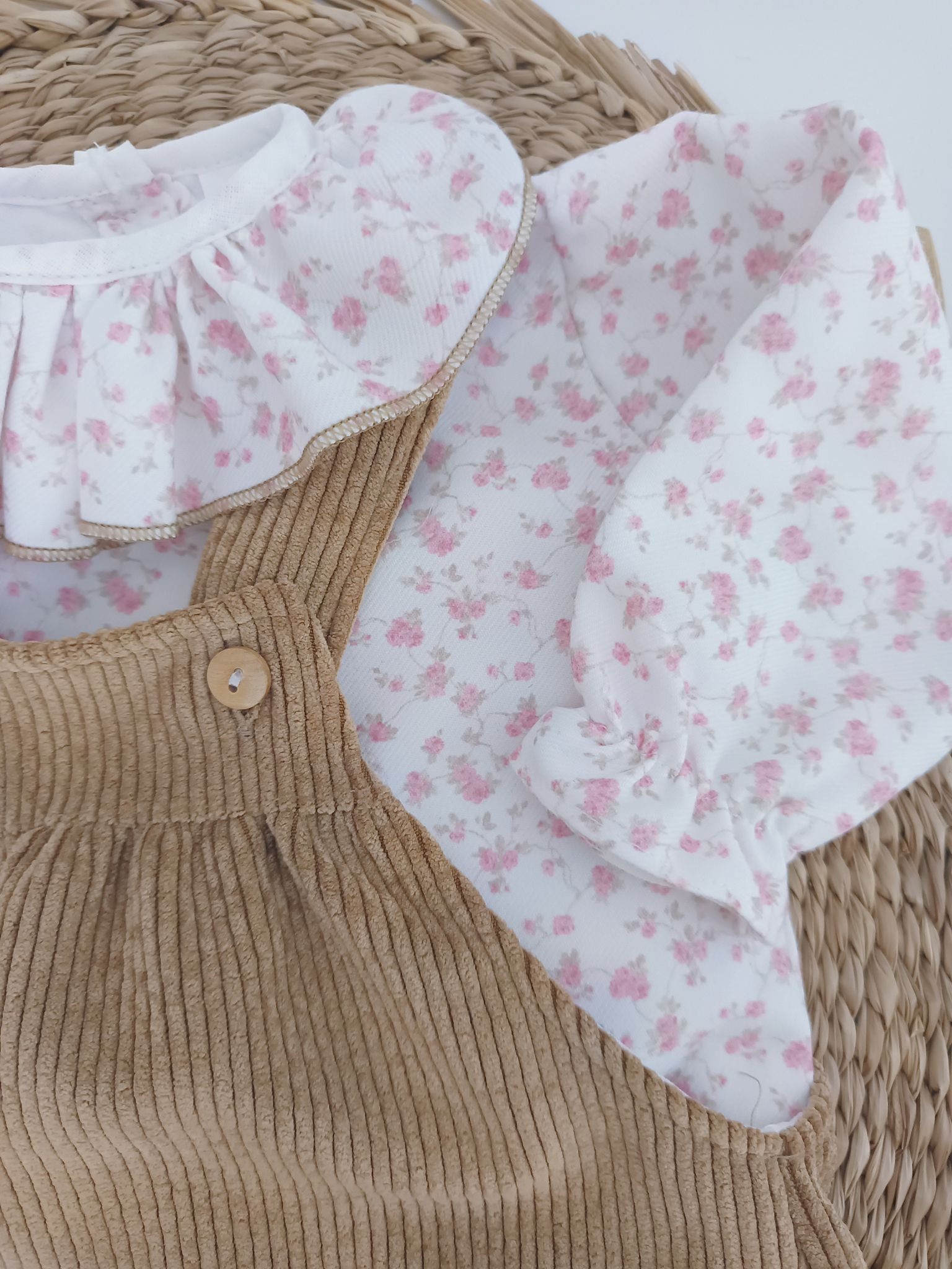 Vestido Saia de Peito de Bombazine Fina com blusa flores Camel