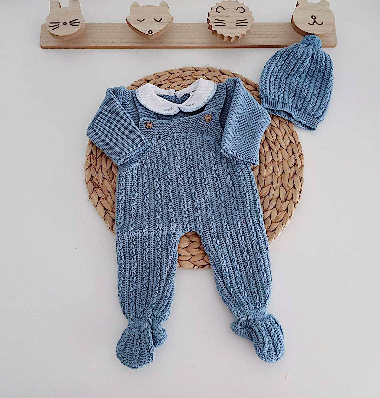 Jardineira Malha com Camisola e Gorro Trabalhada Jeans