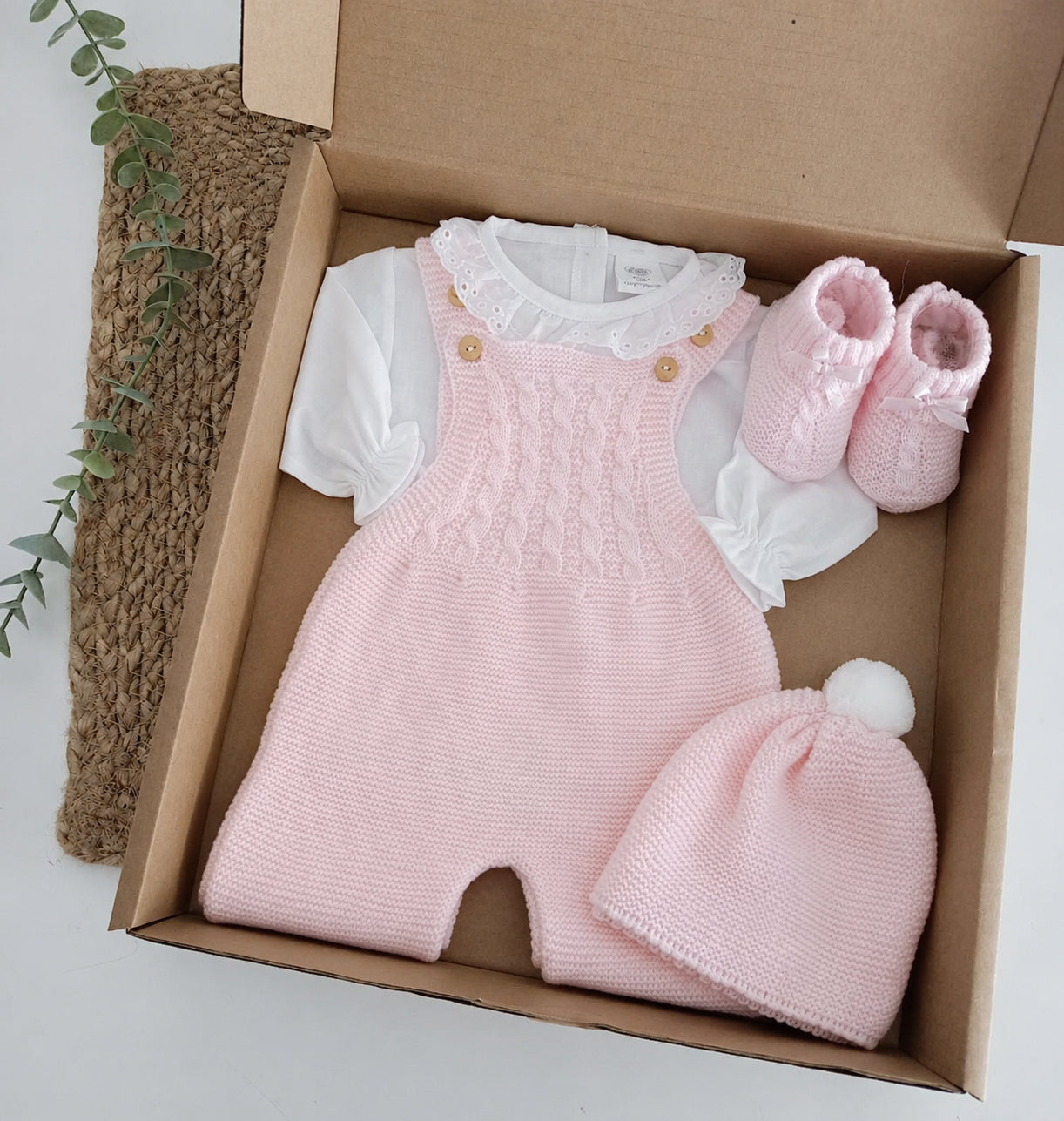 Pack Jardineira de Malha Trancinhas c/ Blusa Folho Carapins Gorro Rosa