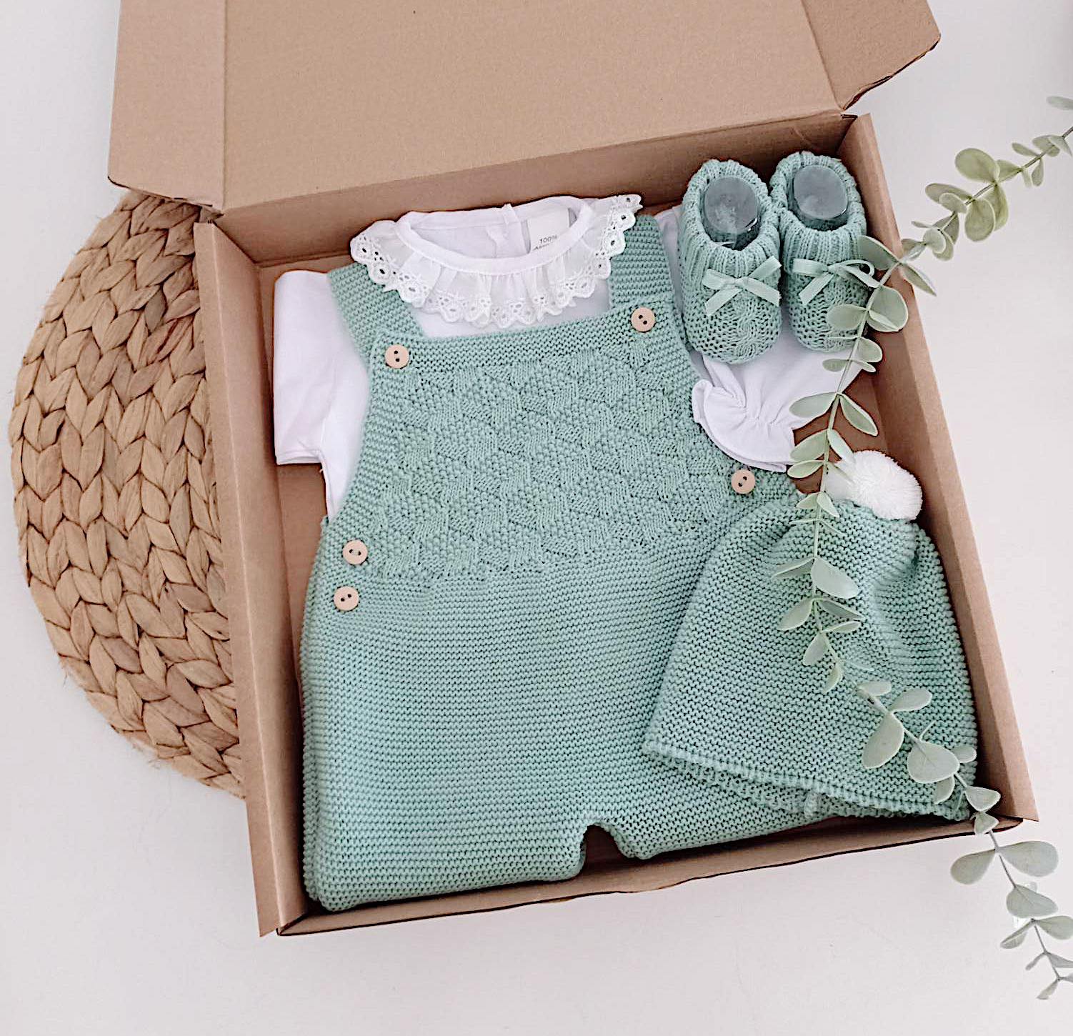 Pack Jardineiras c/ gorro camisa folho e carapins Verde