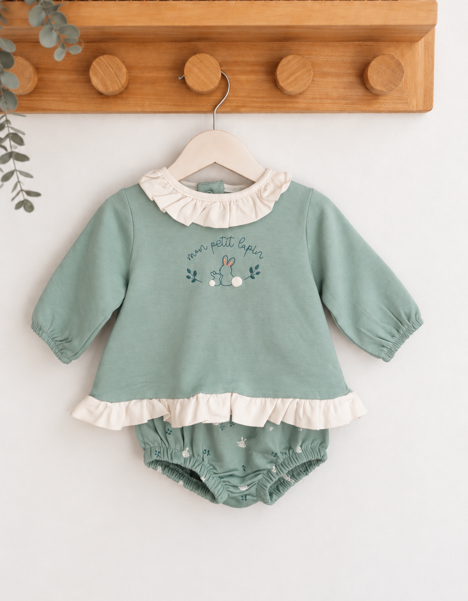 Conjunto bebé verde com camisola de coelhinhos, folhos e tapa-fraldas com laço