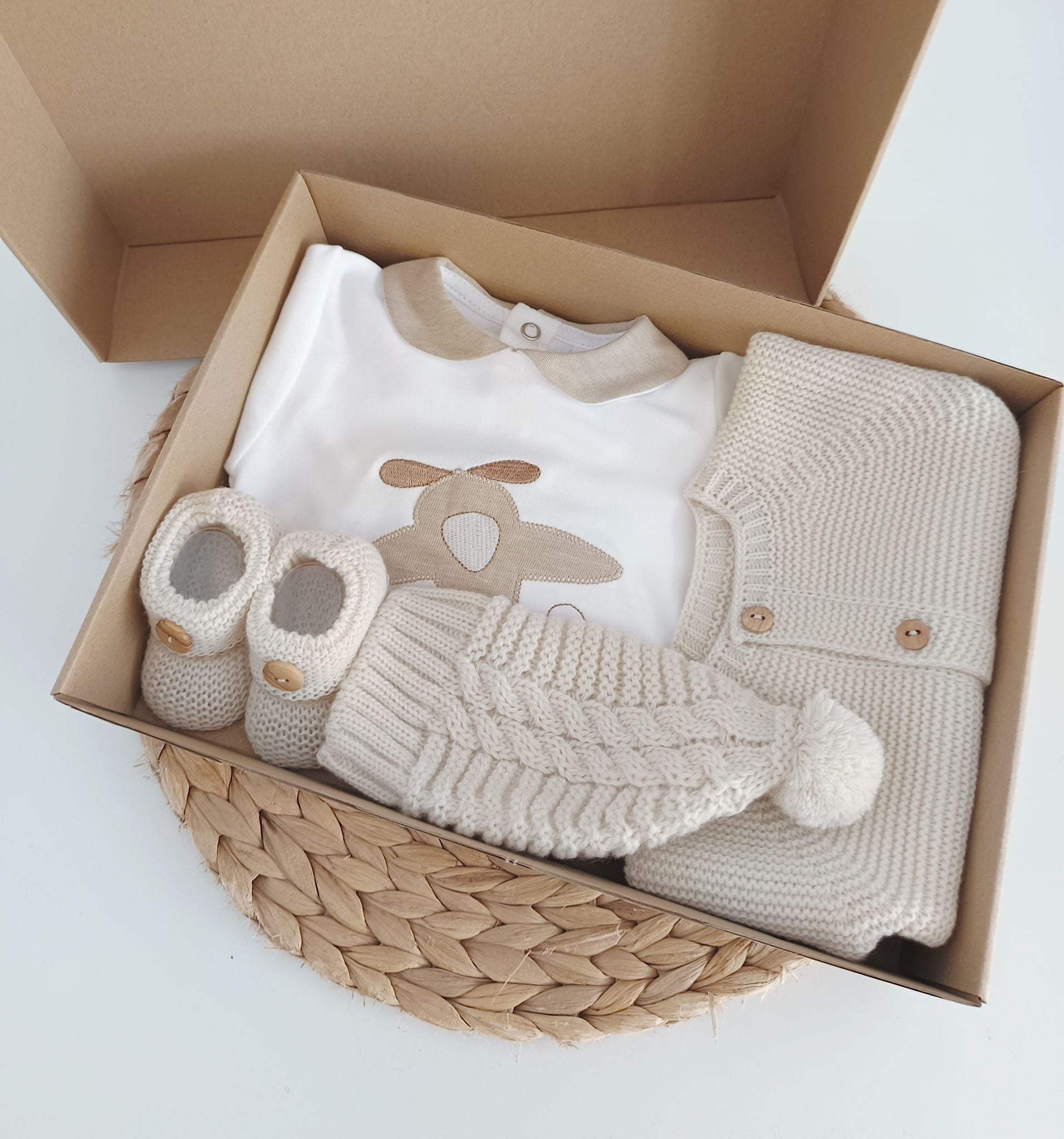 Detalhe conjunto bebé bordado avião babygrow abertura atrás areia FitFiu Babies

