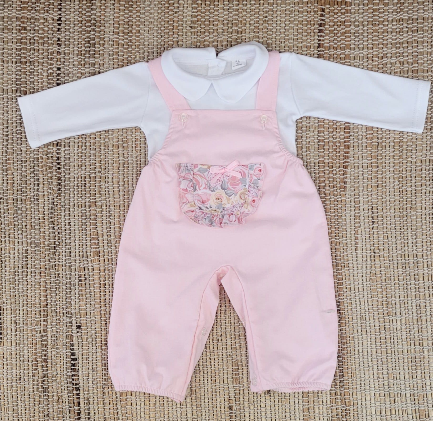 Jardineira Básica Bolso Flores com Camisa Rosa