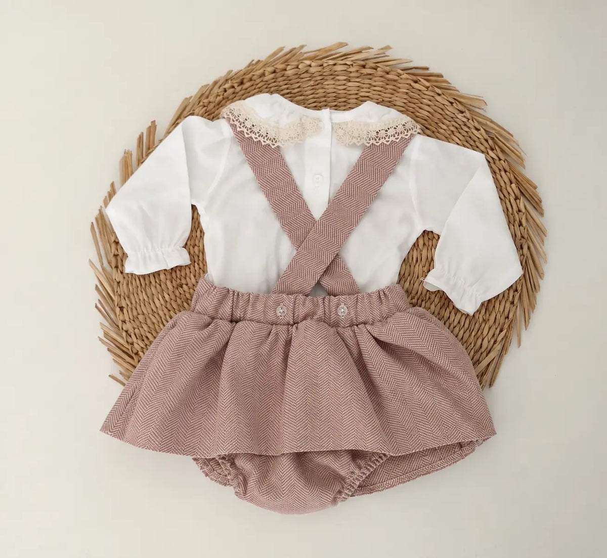 Fofo bebé rosa velho com blusa branca de renda pérola para menina