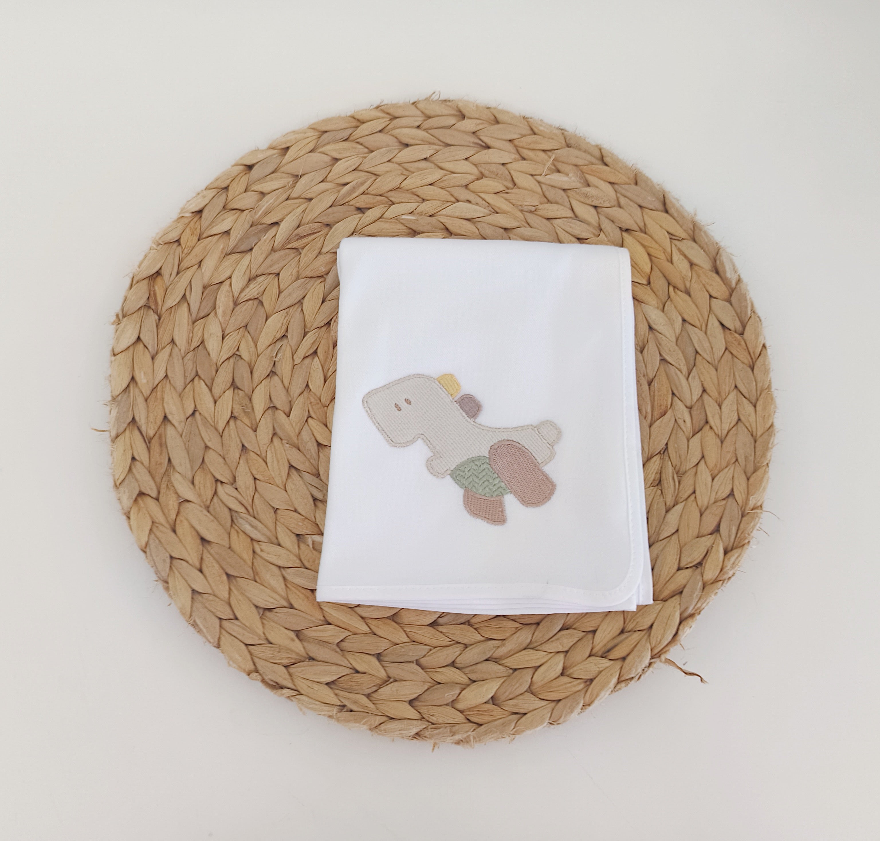 Fralda de pano bebé branca com dinossauro bordado FitFiu Babies